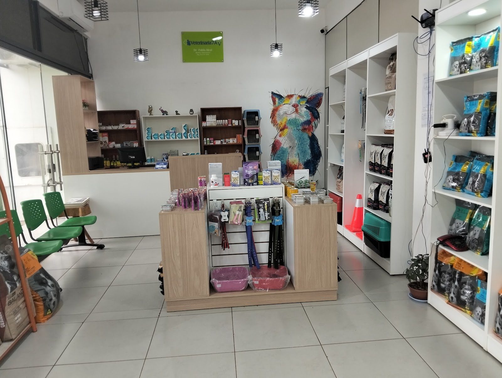 Alimentos y accesorios en el pet shop